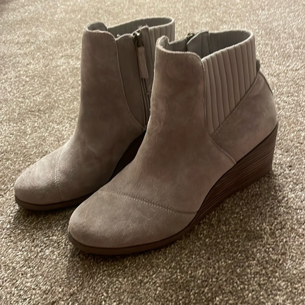 Tom’s wedge boot